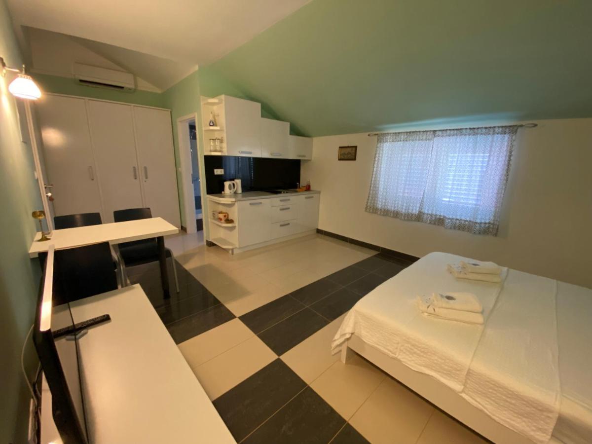 Apartments Villa Lora Kraj  エクステリア 写真